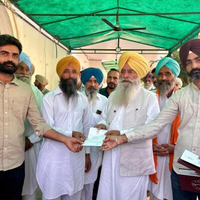 ਕੈਬਨਿਟ ਮੰਤਰੀ ਗੁਰਮੀਤ ਸਿੰਘ ਖੁੱਡੀਆਂ ਵੱਲੋਂ ਪਿਛਲੇ ਦਿਨੀਂ ਹੋਈ ਭਾਰੀ ਬਾਰਿਸ਼ ਨਾਲ ਪ੍ਰਭਾਵਿਤ ਲੰਬੀ ਹਲਕੇ ਦੇ ਵੱਖ-ਵੱਖ ਪਿੰਡਾਂ ਦੇ ਲੋਕਾਂ ਨੂੰ ਮਾਲੀ ਸਹਾਇਤਾ ਸਬੰਧੀ ਸੈਂਕਸ਼ਨ ਪੱਤਰ ਵੰਡੇ