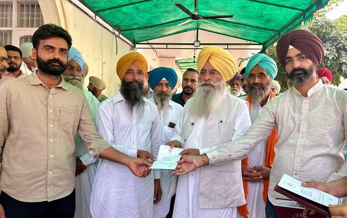 ਕੈਬਨਿਟ ਮੰਤਰੀ ਗੁਰਮੀਤ ਸਿੰਘ ਖੁੱਡੀਆਂ ਵੱਲੋਂ ਪਿਛਲੇ ਦਿਨੀਂ ਹੋਈ ਭਾਰੀ ਬਾਰਿਸ਼ ਨਾਲ ਪ੍ਰਭਾਵਿਤ ਲੰਬੀ ਹਲਕੇ ਦੇ ਵੱਖ-ਵੱਖ ਪਿੰਡਾਂ ਦੇ ਲੋਕਾਂ ਨੂੰ ਮਾਲੀ ਸਹਾਇਤਾ ਸਬੰਧੀ ਸੈਂਕਸ਼ਨ ਪੱਤਰ ਵੰਡੇ