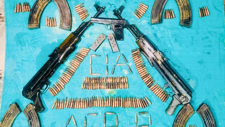 ਅੰਮ੍ਰਿਤਸਰ ਵਿੱਚ ਭਾਰਤ-ਪਾਕਿਸਤਾਨ ਸਰਹੱਦ ਨੇੜਿਓਂ ਦੋ ਏਕੇ -ਸੀਰੀਜ਼ ਅਸਾਲਟ ਰਾਈਫਲਾਂ, ਇੱਕ ਆਧੁਨਿਕ ਪਿਸਤੌਲ ਬਰਾਮਦ