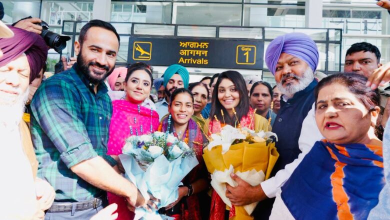 ਪੰਜਾਬ ਸਰਕਾਰ ਵੱਲੋਂ ਵਿਸ਼ਵ ਚੈਂਪੀਅਨ ਕ੍ਰਿਕਟ ਖਿਡਾਰਨਾਂ ਅਮਨਜੋਤ ਕੌਰ ਤੇ ਹਰਲੀਨ ਦਿਓਲ ਦਾ ਮੋਹਾਲੀ ਪੁੱਜਣ ਉੱਤੇ ਸ਼ਾਹਾਨਾ ਸਵਾਗਤ