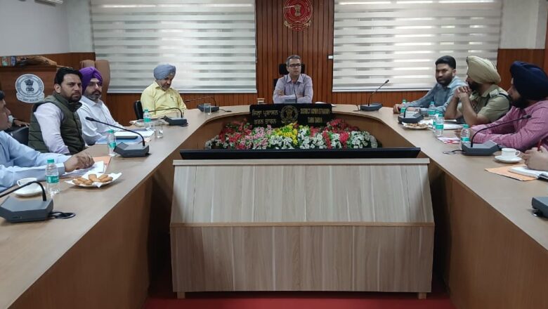 ਜ਼ਿਲ੍ਹਾ ਚੋਣ ਅਧਿਕਾਰੀ ਵੱਲੋਂ ਅਧਿਕਾਰੀਆਂ ਨਾਲ ਤਰਨ ਤਾਰਨ ਉਪ ਚੋਣ ਦੀਆਂ ਤਿਆਰੀਆਂ ਸਬੰਧੀ ਮੀਟਿੰਗ