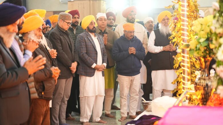 ਸ੍ਰੀ ਗੁਰੂ ਤੇਗ਼ ਬਹਾਦਰ ਜੀ ਦੇ 350ਵੇਂ ਸ਼ਹੀਦੀ ਦਿਹਾੜੇ ਨੂੰ ਸਮਰਪਿਤ ਵਿਸ਼ਾਲ ਨਗਰ ਕੀਰਤਨ ਸ੍ਰੀਨਗਰ ਤੋਂ ਰਵਾਨਾ, ਮੁੱਖ ਮੰਤਰੀ ਭਗਵੰਤ ਸਿੰਘ ਮਾਨ, ਅਰਵਿੰਦ ਕੇਜਰੀਵਾਲ ਅਤੇ ਜੰਮੂ ਕਸ਼ਮੀਰ ਦੇ ਮੁੱਖ ਮੰਤਰੀ ਉਮਰ ਅਬਦੁੱਲਾ ਨੇ ਸੰਗਤ ਨਾਲ ਕੀਤੀ ਸ਼ਿਰਕਤ