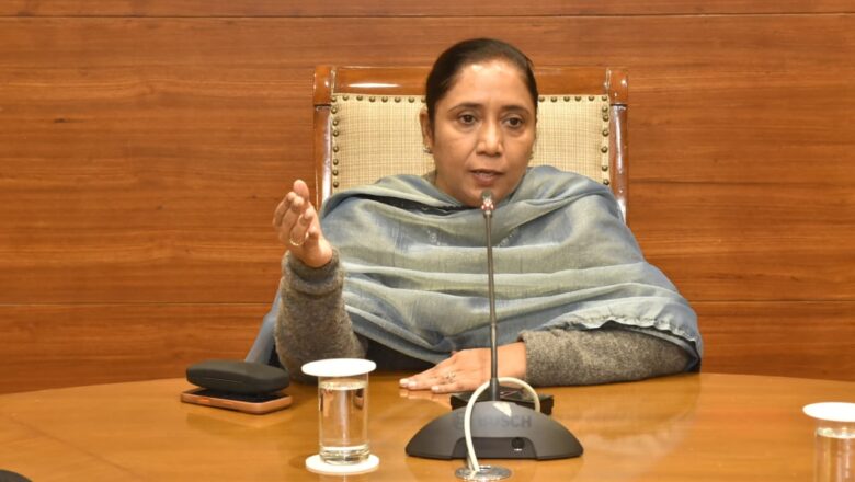 24 ਦਰਜਾ-4 ਕਰਮਚਾਰੀ ਕਲਰਕ ਬਣੇ — ਮੰਤਰੀ ਡਾ. ਬਲਜੀਤ ਕੌਰ ਵੱਲੋਂ ਪੱਦ-ਉਨਤੀ ਹੁਕਮ ਦਿੱਤੇ