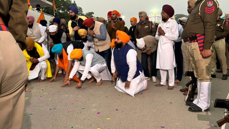 ਤਲਵੰਡੀ ਸਾਬੋ ਤੋਂ ਅਰੰਭ ਹੋਏ ਸ਼ਹੀਦੀ ਦਿਹਾੜੇ ਨੂੰ ਸਮਰਪਿਤ ਵਿਸ਼ਾਲ ਨਗਰ ਕੀਰਤਨ ਦਾ ਸ੍ਰੀ ਅਨੰਦਪੁਰ ਸਾਹਿਬ ਵਿਖੇ ਪਹੁੰਚਣ ‘ਤੇ ਕੈਬਨਿਟ ਮੰਤਰੀ ਹਰਜੋਤ ਸਿੰਘ ਬੈਂਸ, ਤਰੁਨਪ੍ਰੀਤ ਸਿੰਘ ਸੌਂਦ ਅਤੇ ਸੰਸਦ ਮੈਂਬਰ ਮਲਵਿੰਦਰ ਸਿੰਘ ਕੰਗ ਵਲੋਂ ਫੁੱਲਾਂ ਦੀ ਵਰਖਾ ਨਾਲ ਸਵਾਗਤ