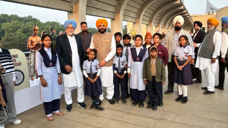 ਕੈਬਨਿਟ ਮੰਤਰੀ ਤਰੁਨਪ੍ਰੀਤ ਸਿੰਘ ਸੌਂਦ, ਵਿਧਾਇਕ ਬੁੱਧ ਰਾਮ ਨੇ ਸੰਗਤ ਨਾਲ ਲਗਾਇਆ ਗਾਈਡਡ ਵਿਰਾਸਤੀ ਟੂਰ