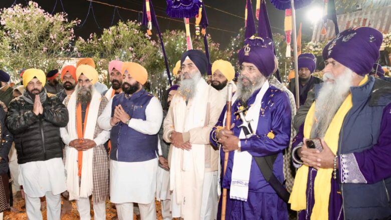 ਸ੍ਰੀਨਗਰ ਤੋਂ ਅਰੰਭ ਹੋਏ ਸ਼ਹੀਦੀ ਦਿਹਾੜੇ ਨੂੰ ਸਮਰਪਿਤ ਵਿਸ਼ਾਲ ਨਗਰ ਕੀਰਤਨ ਦਾ ਸ੍ਰੀ ਅਨੰਦਪੁਰ ਸਾਹਿਬ ਵਿਖੇ ਪਹੁੰਚਣ ‘ਤੇ ਕੈਬਨਿਟ ਮੰਤਰੀ ਹਰਜੋਤ ਸਿੰਘ ਬੈਂਸ ਅਤੇ ਹਰਭਜਨ ਸਿੰਘ ਈ ਟੀ ਓ ਵਲੋਂ ਫੁੱਲਾਂ ਦੀ ਵਰਖਾ ਨਾਲ ਸਵਾਗਤ