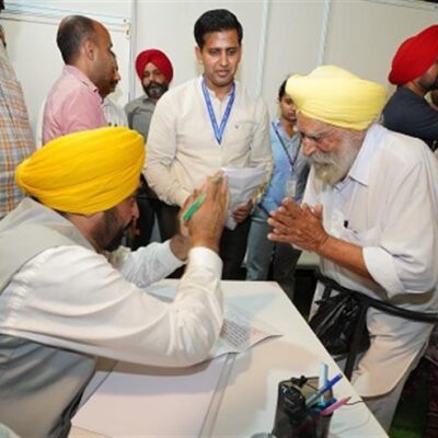 ਹੁਣ ਬਜ਼ੁਰਗਾਂ ਨੂੰ ਪੈਨਸ਼ਨ ਦਫ਼ਤਰ ਜਾਣ ਦੀ ਨਹੀਂ ਪਏਗੀ ਲੋੜ! ਮਾਨ ਸਰਕਾਰ ਨੇ ਲਾਂਚ ਕੀਤਾ ‘ਸੇਵਾ ਪੋਰਟਲ’, 3.15 ਲੱਖ ਬਜ਼ੁਰਗਾਂ ਨੂੰ ਹੁਣ ਘਰ ਬੈਠੇ ਮਿਲੇਗੀ ਪੈਨਸ਼ਨ