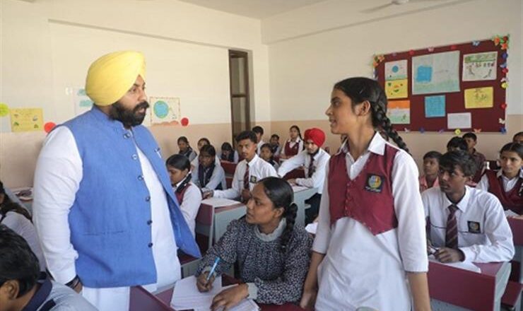 ਮਾਨ ਸਰਕਾਰ ਦੀ ਅਗਵਾਈ ਹੇਠ ਸਿੱਖਿਆ ਵਿੱਚ ਜੁੜਿਆ ਇੱਕ ਨਵਾਂ ਅਧਿਆਇ : ਸਕੂਲ ਹੁਣ ਡਿਗਰੀਆਂ ਦੇ ਨਾਲ-ਨਾਲ “ਕਮਾਈ ਦੇ ਹੁਨਰ” ਵੀ ਕਰਨਗੇ ਪ੍ਰਦਾਨ , ਵਿਦਿਆਰਥੀ ਬਣਨਗੇ ਸਵੈ-ਨਿਰਭਰਤਾ ਦੀਆਂ ਉਦਾਹਰਣਾਂ