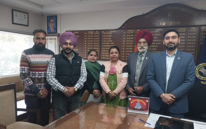 ਹਥਿਆਰਬੰਦ ਸੈਨਾ ਝੰਡਾ ਦਿਵਸ ਦਾ ਰੂਪਨਗਰ ‘ਚ ਹੋਇਆ ਆਗਾਜ਼, ਡਿਪਟੀ ਕਮਿਸ਼ਨਰ ਤੇ ਹੋਰ ਉੱਚ ਅਧਿਕਾਰੀਆਂ ਨੂੰ ਲਗਾਇਆ ਝੰਡਾ