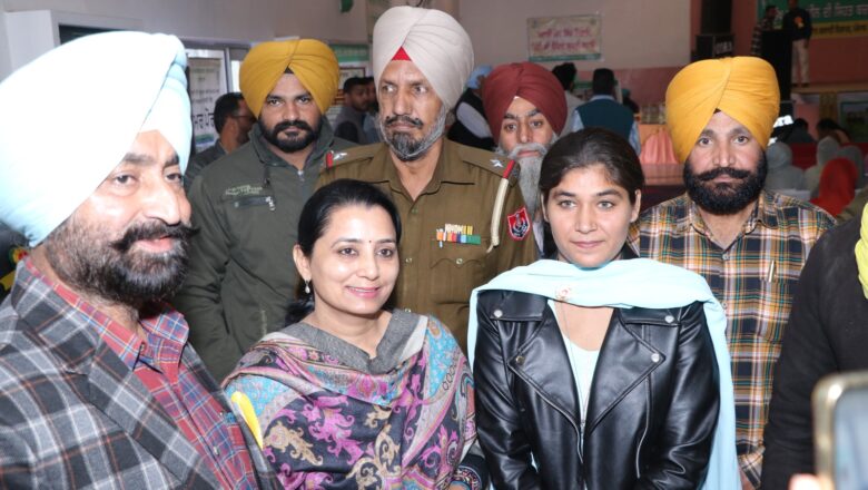 ਕੁਲਰੀਆਂ ਦੀ ਅਮਨਜੀਤ ਕੌਰ ਨੌਜਵਾਨਾਂ ਲਈ ਬਣੀ ਮਿਸਾਲ, ਫੁੱਲਾਂ ਦੀ ਖੇਤੀ ਨੇ ਮਹਿਕਾਈ ਆਰਥਿਕਤਾ