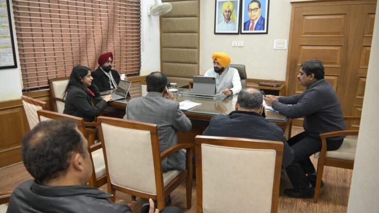 ਕੈਬਨਿਟ ਮੰਤਰੀ ਤਰੁਨਪ੍ਰੀਤ ਸਿੰਘ ਸੌਂਦ ਨੇ ਸਮੀਖਿਆ ਮੀਟਿੰਗ ਦੀ ਕੀਤੀ ਪ੍ਰਧਾਨਗੀ, ਅਧਿਕਾਰੀਆਂ ਨੂੰ ਵਿਕਾਸ ਕਾਰਜਾਂ ਨੂੰ ਸਮੇਂ ਸਿਰ ਮੁਕੰਮਲ ਕਰਨ ਦੇ ਦਿੱਤੇ ਨਿਰਦੇਸ਼