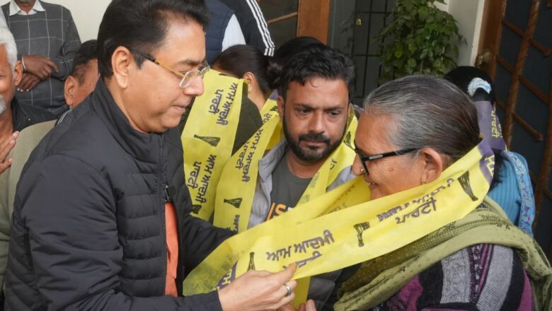 ਆਪ ਪ੍ਰਧਾਨ ਅਮਨ ਅਰੋੜਾ ਦੀ ਅਗਵਾਈ ਵਿੱਚ ਸਾਬਕਾ ਨਗਰ ਕੌਂਸਲਰ ਯਾਦਵਿੰਦਰ ਸਿੰਘ ਨਿਰਮਾਣ ਅਕਾਲੀ ਦਲ ਛੱਡ ਕੇ ਆਮ ਆਦਮੀ ਪਾਰਟੀ ਵਿੱਚ ਸ਼ਾਮਲ