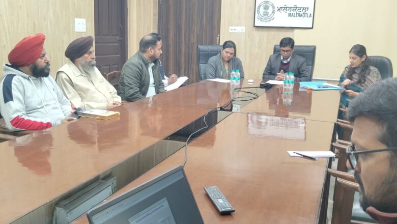 ਜ਼ਿਲ੍ਹਾ ਚੋਣ ਅਫ਼ਸਰ ਵੱਲ਼ੋਂ ਰਾਜਨੀਤਿਕ ਪਾਰਟੀਆਂ ਦੇ ਨੁਮਾਇੰਦਿਆਂ ਦੀ ਮੌਜੂਦਗੀ ’ਚ ਚੋਣ ਅਮਲੇ ਦੀ ਕੀਤੀ ਪਹਿਲੀ ਰੈਂਡਮਾਈਜ਼ੇਸ਼ਨ