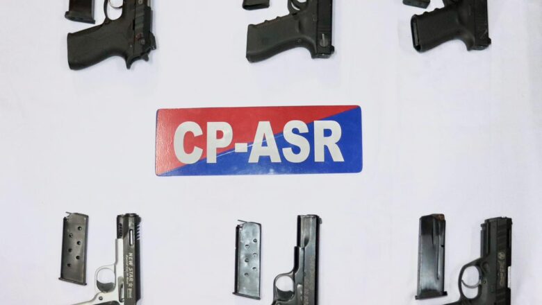 ਅੰਮ੍ਰਿਤਸਰ ਵਿੱਚ, ਸਰਹੱਦ ਪਾਰੋਂ ਚੱਲ ਰਹੇ ਹਥਿਆਰ ਤਸਕਰੀ  ਮਾਡਿਊਲ ਦਾ ਪਰਦਾਫ਼ਾਸ਼; ਇੱਕ ਨਾਬਾਲਗ ਸਮੇਤ 6 ਵਿਅਕਤੀ ਛੇ ਪਿਸਤੌਲਾਂ ਨਾਲ ਗ੍ਰਿਫਤਾਰ