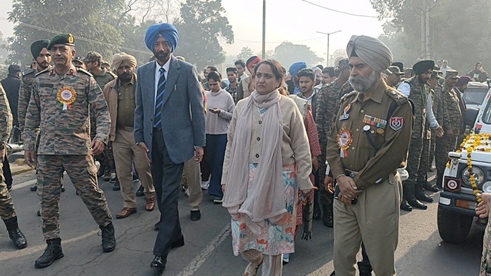 ਸ਼ਹੀਦ ਸੈਨਿਕਾਂ ਦੀ ਕੁਰਬਾਨੀਆਂ ਨੂੰ ਕਦੇ ਭੁਲਾਇਆ ਨਹੀਂ ਜਾ ਸਕਦਾ, ਵਿਕਟਰੀ ਪਰੇਡ ਇਕ ਅਨੋਖਾ ਅਹਿਸਾਸ -ਡਿਪਟੀ ਕਮਿਸ਼ਨਰ