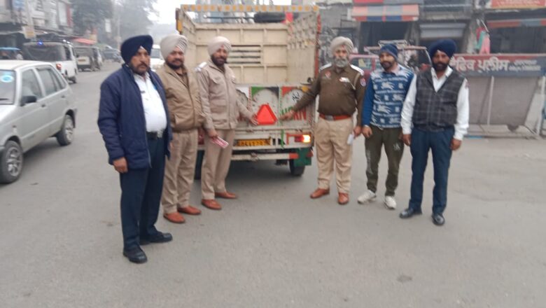 ਜ਼ਿਲ੍ਹਾ ਟਰੈਫਿਕ ਪੁਲਿਸ ਵੱਲੋਂ ਬਟਾਲਾ ਰੋਡ ਮਿੰਨੀ ਆਟੋ ਟੈਕਸੀ ਸਟੈਂਡ ਵਿਖੇ ਜਾਗਰੂਕਤਾ ਸੈਮੀਨਾਰ