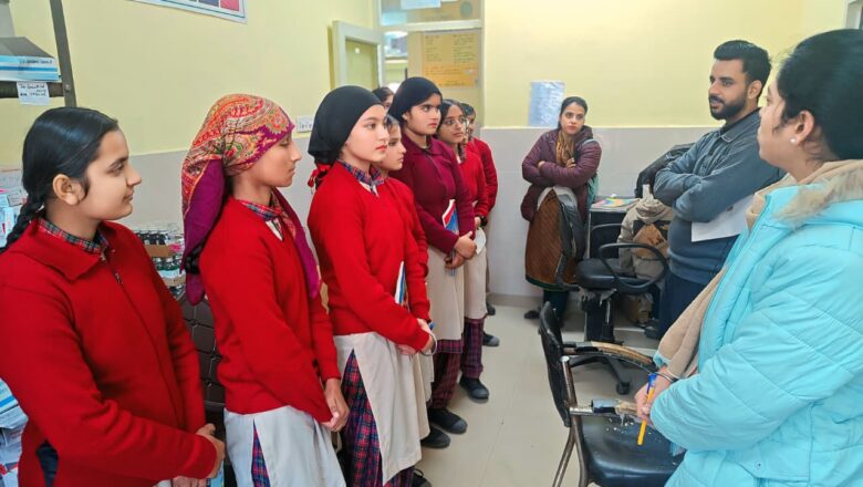 ਪੰਜਾਬ ਸਰਕਾਰ ਦੀ ਸਿਹਤ ਜਾਗਰੂਕਤਾ ਮੁਹਿੰਮ ਤਹਿਤ ਵਿਦਿਆਰਥੀਆਂ ਨੇ ਕੀਤਾ ਪੀ.ਐੱਚ.ਸੀ ਕੀਰਤਪੁਰ ਸਾਹਿਬ ਦਾ ਦੌਰਾ