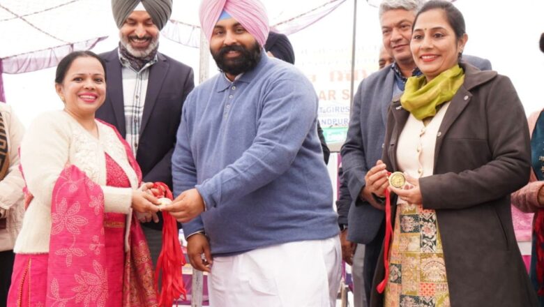 ਪੰਜਾਬ ਦੇ ਸਭ ਤੋਂ ਵੱਡੀ ਮੈਗਾ PTM  ਵਿੱਚ 23 ਲੱਖ ਤੋਂ ਵੱਧ ਮਾਪਿਆਂ ਦੀ ਭਾਗੀਦਾਰੀ ਵੇਖੀ ਗਈ, ਜਿਸ ਨੇ ਇੱਕ ਨਵਾਂ ਮਾਪਦੰਡ ਕੀਤਾ ਸਥਾਪਤ । ਮਾਨ ਸਰਕਾਰ ਦੇ ਵਿਧਾਇਕਾਂ ਨੇ 7,500 ਸਕੂਲਾਂ ਵਿੱਚ ਸਿੱਖਿਆ ਦੇ ਮਿਆਰ ਦਾ ਕੀਤਾ ਨਿਰੀਖਣ