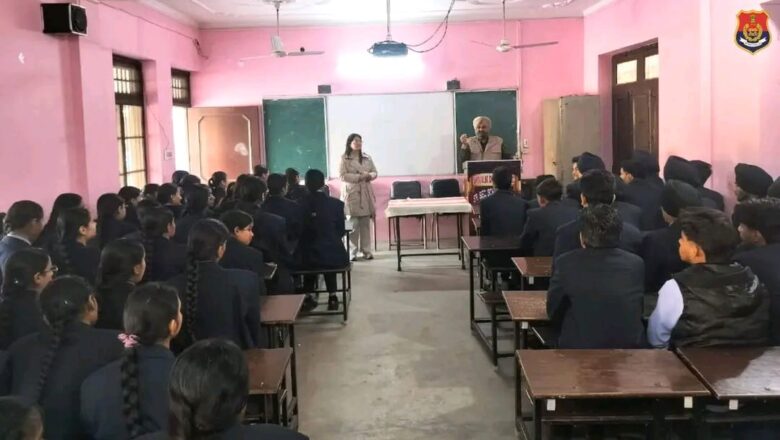 ਬਟਾਲਾ ਪੁਲਿਸ ਦੇ ਟ੍ਰੈਫਿਕ ਸਟਾਫ਼ ਨੇ  ਵਿਦਿਆਰਥੀਆਂ ਨੂੰ ਆਵਾਜਾਈ ਦੇੇ ਨਿਯਮਾਂ ਬਾਰੇ ਕੀਤਾ ਜਾਗਰੂਕ