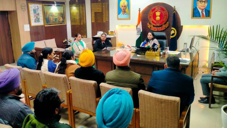 ਡਿਪਟੀ ਕਮਿਸ਼ਨਰ ਨੇ ਪ੍ਰਬੰਧਕੀ ਕੰਪਲੈਕਸ ਦੇ ਸਮੂਹ ਕਰਮਚਾਰੀਆਂ ਨੂੰ ਨਵੇਂ ਸਾਲ ਦੀ ਦਿੱਤੀ ਵਧਾਈ