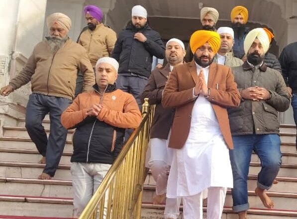 ਨੰਗੇ ਪੈਰੀਂ ਚੱਲ ਕੇ ਸ੍ਰੀ ਅਕਾਲ ਤਖ਼ਤ ਸਾਹਿਬ ਪੇਸ਼ ਹੋਏ ਤਰੁਨਪ੍ਰੀਤ ਸਿੰਘ ਸੌਂਦ