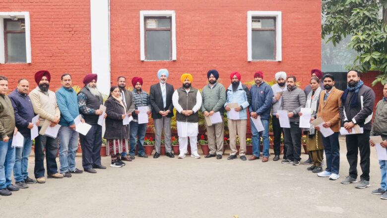 ਹਰਜੋਤ ਸਿੰਘ ਬੈਂਸ ਨੇ ਪੰਜਾਬ ਸਕੂਲ ਸਿੱਖਿਆ ਬੋਰਡ ਦੇ 21 ਕੱਚੇ ਕਰਮਚਾਰੀਆਂ ਨੂੰ ਰੈਗੂਲਰਾਈਜ਼ੇਸ਼ਨ ਸਰਟੀਫ਼ਿਕੇਟ ਸੌਂਪੇ