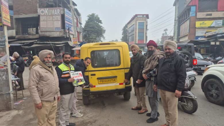 ਰੋਡ ਸੇਫਟੀ ਮਹੀਨੇ ਸਬੰਧੀ ਕਰਵਾਏ ਜਾਗਰੂਕਤਾ ਸਮਾਗਮ ਦੌਰਾਨ ਵਾਹਨਾਂ ਉਪਰ ਰਿਫਲੈਕਟਰ ਅਤੇ ਰਿਫਾਲਟੈਰ ਟੇਪ ਲਗਾਈ ਗਈ