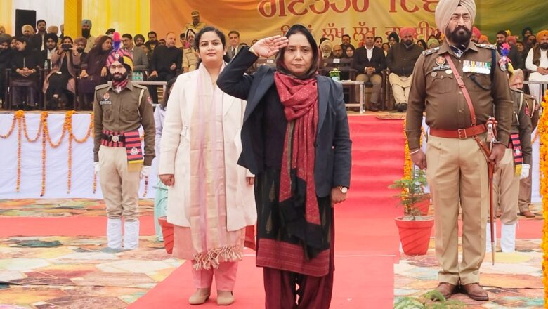 ਕੈਬਨਿਟ ਮੰਤਰੀ ਡਾ. ਬਲਜੀਤ ਕੌਰ ਨੇ ਫਿਰੋਜ਼ਪੁਰ ਵਿਖੇ ਗਣਤੰਤਰ ਦਿਵਸ ਮੌਕੇ ਲਹਿਰਾਇਆ ਕੌਮੀ ਝੰਡਾ