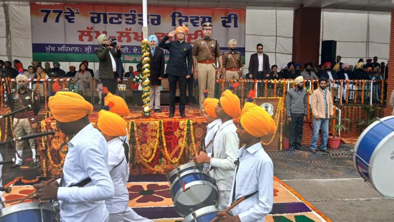 ਡਿਪਟੀ ਕਮਿਸ਼ਨਰ ਸ੍ਰੀ ਰਾਹੁਲ ਨੇ ਤਰਨ ਤਾਰਨ ਵਿਖੇ ਜ਼ਿਲ੍ਹਾ ਪੱਧਰੀ ਗਣਤੰਤਰ ਦਿਵਸ ਸਮਾਰੋਹ ਮੌਕੇ ਲਹਿਰਾਇਆ ਕੌਮੀ ਝੰਡਾ