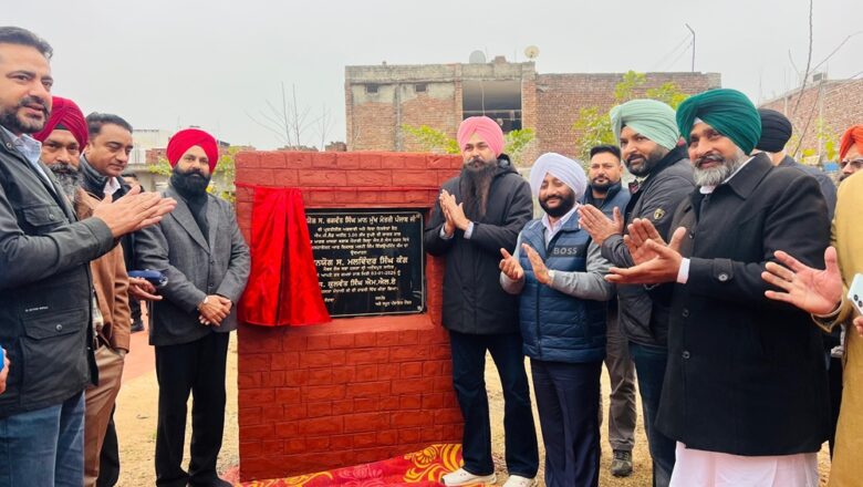 ਸੰਸਦ ਮੈਂਬਰ ਮਲਵਿੰਦਰ ਸਿੰਘ ਕੰਗ ਅਤੇ ਵਿਧਾਇਕ ਕੁਲਵੰਤ ਸਿੰਘ ਨੇ ਮੋਹਾਲੀ ਦੇ ਪਿੰਡਾਂ ਵਿੱਚ ਜਿਮ, ਸੌਲਰ ਲਾਈਟਾਂ ਅਤੇ ਬੈਂਚ ਲੋਕ ਅਰਪਿਤ ਕੀਤੇ