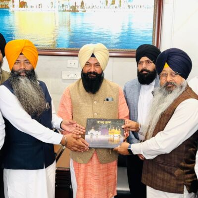 ਪੰਜਾਬ ਰਾਜ ਅਨੁਸੂਚਿਤ ਜਾਤੀਆਂ ਕਮਿਸ਼ਨ ਦੇ ਚੇਅਰਮੈਨ ਜਸਵੀਰ ਸਿੰਘ ਗੜ੍ਹੀ ਨੇ ਸ੍ਰੀ ਦਰਬਾਰ ਸਾਹਿਬ ਵਿਖੇ ਮੱਥਾ ਟੇਕਿਆ