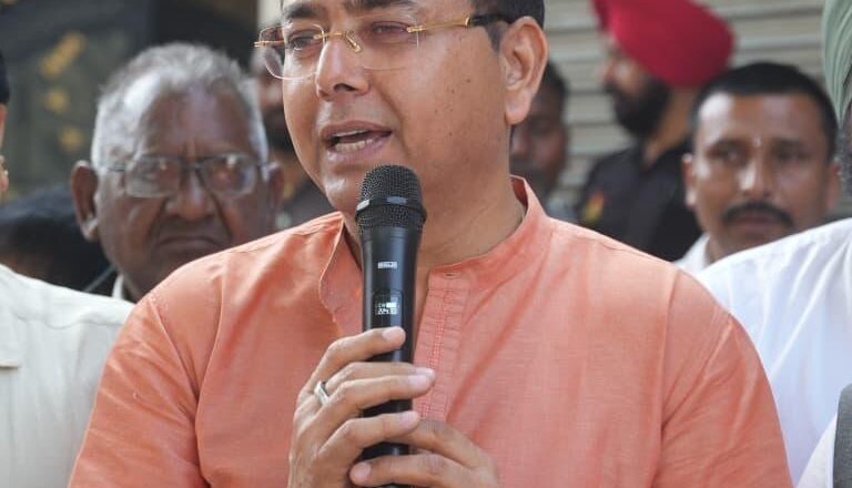 ਕੈਬਨਿਟ ਮੰਤਰੀ ਅਮਨ ਅਰੋੜਾ ਨੇ ਸੁਨਾਮ ਊਧਮ ਸਿੰਘ ਵਾਲਾ ਦੇ ਮੁਹੱਲਾ ਕੋਕੋ ਮਾਜਰੀ ‘ਚ ਮੁੱਖ ਮੰਤਰੀ ਸਿਹਤ ਯੋਜਨਾ ਦੀ ਰਜਿਸਟ੍ਰੇਸ਼ਨ ਦੀ ਕਰਵਾਈ ਸ਼ੁਰੂਆਤ