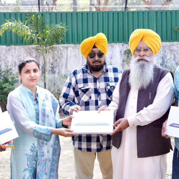 ਗੁਰਮੀਤ ਸਿੰਘ ਖੁੱਡੀਆਂ ਨੇ ਸਾਥੀ ਪੋਰਟਲ ਕਾਰਜਾਂ ਨੂੰ ਸੁਚਾਰੂ ਬਣਾਉਣ ਲਈ ਸੀਡ ਸਰਟੀਫ਼ਿਕੇਸ਼ਨ ਅਫ਼ਸਰਾਂ ਨੂੰ  ਸੌਂਪੇ 40 ਟੈਬਲੇਟਸ