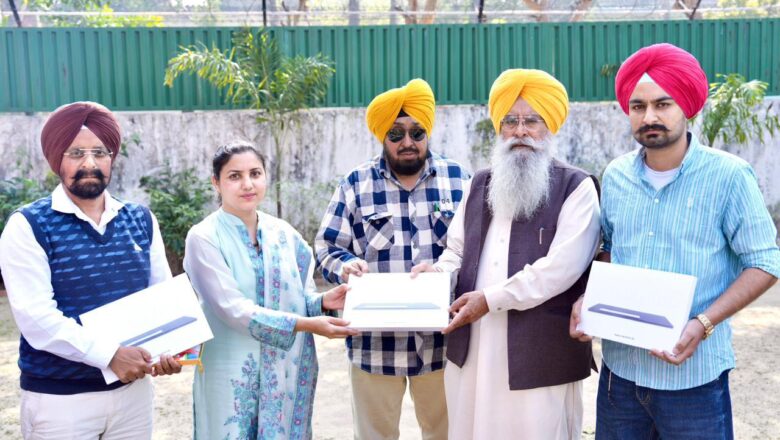 ਗੁਰਮੀਤ ਸਿੰਘ ਖੁੱਡੀਆਂ ਨੇ ਸਾਥੀ ਪੋਰਟਲ ਕਾਰਜਾਂ ਨੂੰ ਸੁਚਾਰੂ ਬਣਾਉਣ ਲਈ ਸੀਡ ਸਰਟੀਫ਼ਿਕੇਸ਼ਨ ਅਫ਼ਸਰਾਂ ਨੂੰ ਸੌਂਪੇ 40 ਟੈਬਲੇਟਸ