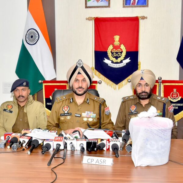 ਅੰਮ੍ਰਿਤਸਰ ਵਿੱਚ ਸਰਹੱਦ ਪਾਰੋਂ ਚੱਲ ਰਹੇ ਨਾਰਕੋ-ਤਸਕਰੀ ਨੈੱਟਵਰਕ ਦਾ ਪਰਦਾਫਾਸ਼; 7.6 ਕਿਲੋਗ੍ਰਾਮ ਹੈਰੋਇਨ, 21 ਹਜ਼ਾਰ ਰੁਪਏ ਦੀ ਡਰੱਗ ਮਨੀ ਸਮੇਤ ਦੋ ਗ੍ਰਿਫ਼ਤਾਰ