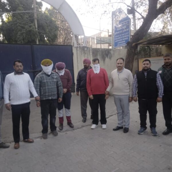 ਵਿਜੀਲੈਂਸ ਬਿਊਰੋ ਵੱਲੋਂ ਦੋ ਸੀਨੀਅਰ ਇੰਡਸਟਰੀਅਲ ਪ੍ਰਮੋਸ਼ਨਲ ਅਫ਼ਸਰ ਅਤੇ ਟਰੇਡ ਅਸਿਸਟੈਂਟ 30,000 ਰੁਪਏ ਰਿਸ਼ਵਤ ਲੈਂਦੇ ਰੰਗੇ ਹੱਥੀਂ ਕਾਬੂ