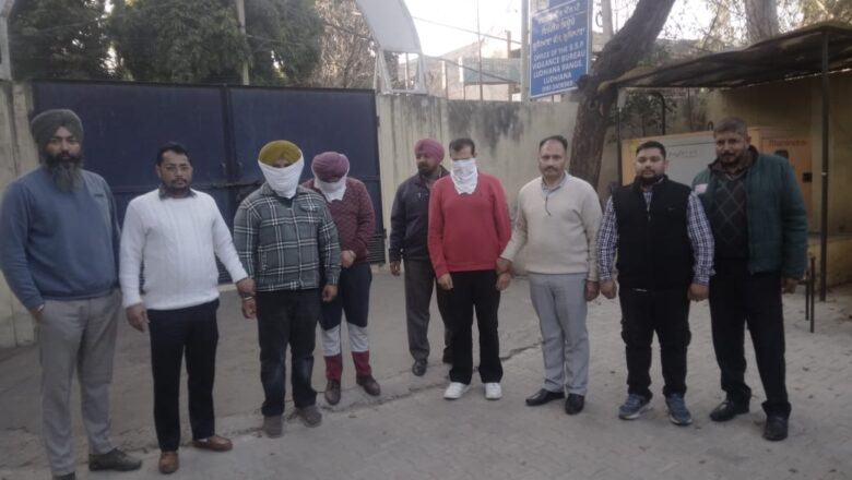 ਵਿਜੀਲੈਂਸ ਬਿਊਰੋ ਵੱਲੋਂ ਦੋ ਸੀਨੀਅਰ ਇੰਡਸਟਰੀਅਲ ਪ੍ਰਮੋਸ਼ਨਲ ਅਫ਼ਸਰ ਅਤੇ ਟਰੇਡ ਅਸਿਸਟੈਂਟ 30,000 ਰੁਪਏ ਰਿਸ਼ਵਤ ਲੈਂਦੇ ਰੰਗੇ ਹੱਥੀਂ ਕਾਬੂ