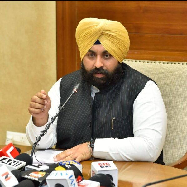 ਚਾਕਬੋਰਡਾਂ ਤੋਂ ਸਮਾਰਟ ਕਲਾਸਰੂਮਾਂ ਤੱਕ: ਭਗਵੰਤ ਮਾਨ ਸਰਕਾਰ ਨੇ ਪੰਜਾਬ ਦੇ ਸਰਕਾਰੀ ਸਕੂਲਾਂ ਵਿੱਚ ਲਿਆਂਦੀ ਡਿਜੀਟਲ ਕ੍ਰਾਂਤੀ