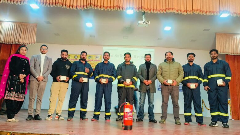 ‘ਯੁਵਾ ਆਪਦਾ ਮਿੱਤਰ’ ਟ੍ਰੇਨਿੰਗ ਪ੍ਰੋਗਰਾਮ ਦੇ ਤੀਜੇ ਦਿਨ ਵਲੰਟੀਅਰਾਂ ਨੂੰ ਅੱਗ ਬੁਝਾਉਣ ਦੇ ਵੱਖ-ਵੱਖ ਤਰੀਕਿਆਂ ਦੀ ਜਾਣਕਾਰੀ ਦਿੱਤੀ