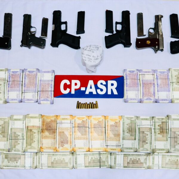 ਅੰਮ੍ਰਿਤਸਰ ਤੋਂ ਛੇ ਪਿਸਤੌਲਾਂ, 115 ਗ੍ਰਾਮ ਹੈਰੋਇਨ ਅਤੇ 11.9 ਲੱਖ ਰੁਪਏ ਦੀ ਡਰੱਗ ਮਨੀ ਸਮੇਤ ਸਰਹੱਦ ਪਾਰ ਦੇ ਤਸਕਰੀ ਨੈੱਟਵਰਕ ਨਾਲ ਜੁੜੇ ਪੰਜ ਵਿਅਕਤੀ ਕਾਬੂ