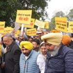ਦਲਿਤਾਂ ਅਤੇ ਮਿਹਨਤਕਸ਼ਾਂ ਦਾ ਮਜ਼ਾਕ ਉਡਾਉਣ ‘ਤੇ ਕਾਂਗਰਸ ਖ਼ਿਲਾਫ਼ ਬੈਂਡ-ਵਾਜਿਆਂ ਨਾਲ ‘ਆਪ’ ਦਾ ਜ਼ੋਰਦਾਰ ਪ੍ਰਦਰਸ਼ਨ