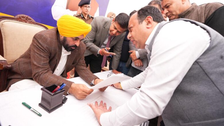 ਮੁੱਖ ਮੰਤਰੀ ਭਗਵੰਤ ਸਿੰਘ ਮਾਨ ਇਕ ਮਹੀਨੇ ਵਿੱਚ ਦੂਜੀ ਵਾਰ ਜਲੰਧਰ ਪਹੁੰਚੇ, ਲੋਕ ਮਿਲਣੀ ਦੌਰਾਨ ਸ਼ਿਕਾਇਤਾਂ ਦਾ ਮੌਕੇ ‘ਤੇ ਨਿਪਟਾਰਾ