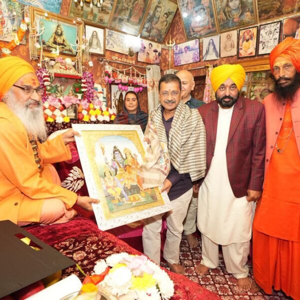 ਮਹਾ ਸ਼ਿਵਰਾਤਰੀ ਮੌਕੇ ਅਰਵਿੰਦ ਕੇਜਰੀਵਾਲ ਅਤੇ ਭਗਵੰਤ ਸਿੰਘ ਮਾਨ ਨੇ ਸ੍ਰੀ ਰਣਕੇਸ਼ਵਰ ਮਹਾਦੇਵ ਮੰਦਰ ਵਿਖੇ ਮੱਥਾ ਟੇਕਿਆ, ਪੰਜਾਬ ਦੀ ਸ਼ਾਂਤੀ ਅਤੇ ਖ਼ੁਸ਼ਹਾਲੀ ਲਈ ਕੀਤੀ ਪ੍ਰਾਰਥਨਾ