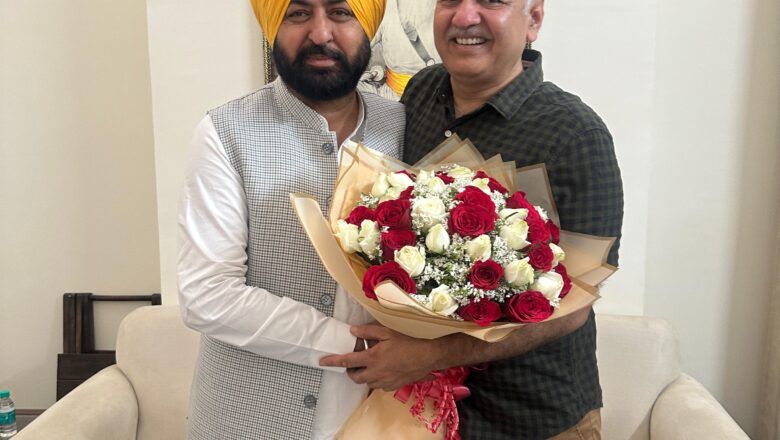 ਹਰਦੀਪ ਸਿੰਘ ਮੁੰਡੀਆ ਨੇ ਨਵੀਂ ਦਿੱਲੀ ਵਿਖੇ ਅਰਵਿੰਦ ਕੇਜਰੀਵਾਲ ਤੇ ਮਨੀਸ਼ ਸਿਸੋਦੀਆ ਨੂੰ ਮਿਲ ਕੇ ਮੁਬਾਰਕਬਾਦ ਦਿੱਤੀ