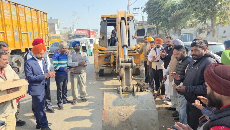ਧੂਰੀ ਬਾਈਪਾਸ ’ਤੇ ਬਰਸਾਤੀ ਪਾਣੀ ਦੀ ਨਿਕਾਸੀ ਲਈ 1.80 ਕਰੋੜ ਰੁਪਏ ਦੀ ਲਾਗਤ ਨਾਲ ਬਣਨ ਵਾਲੀ ਡਰੇਨ ਦਾ ਕੰਮ ਸ਼ੁਰੂ