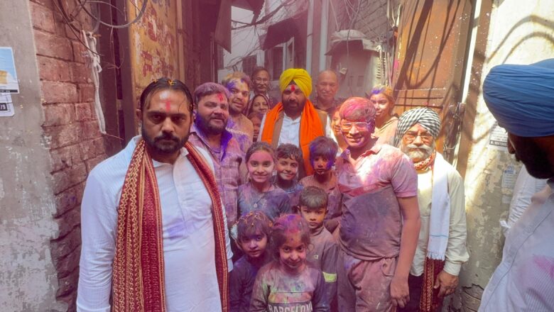 ਕੈਬਨਿਟ ਮੰਤਰੀ ਹਰਭਜਨ ਸਿੰਘ ਈਟੀਓ ਨੇ ਜੰਡਿਆਲਾ ਗੁਰੂ ਨਿਵਾਸੀਆਂ ਨਾਲ ਖੇਡੀ ਹੋਲੀ