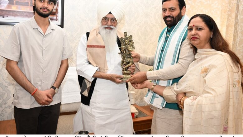 ਮੁੱਖ ਮੰਤਰੀ ਨਾਇਬ ਸਿੰਘ ਸੈਣੀ ਨਾਲ ਡੇਰਾ ਬਿਆਸ ਮੁਖੀ ਬਾਬਾ ਗੁਰਿੰਦਰ ਸਿੰਘ ਢਿੱਲੋਂ ਨੇ ਕੀਤੀ ਸ਼ਿਸ਼ਟਾਚਾਰ ਮੁਲਾਕਾਤ