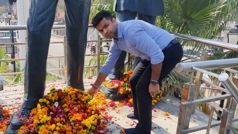 ਡਿਪਟੀ ਕਮਿਸ਼ਨਰ ਨੇ ਸ਼ਹੀਦ-ਏ-ਆਜ਼ਮ ਭਗਤ ਸਿੰਘ, ਸ਼ਹੀਦ ਰਾਜਗੁਰੂ ਅਤੇ ਸ਼ਹੀਦ ਸੁਖਦੇਵ ਨੂੰ ਸ਼ਹੀਦੀ ਦਿਹਾੜੇ ਮੌਕੇ ਸ਼ਰਧਾ ਦੇ ਫੁੱਲ ਕੀਤੇ ਭੇਂਟ