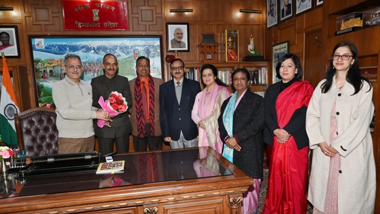 राज्यपाल से हिमाचल प्रदेश लोक सेवा आयोग के अध्यक्ष और सदस्यों ने की भेंट