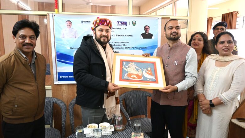 मंडी कलम शिल्प पर आयोजित कार्यशाला संपन्न, उपायुक्त ने प्रतिभागियों को किया सम्मानित